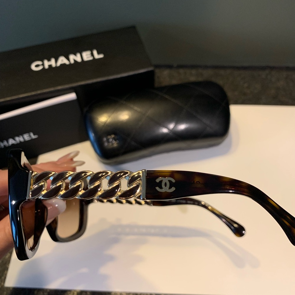 CHANEL Tortoise & Chain Link Women's Sunglasses - Picture 6 of 8
